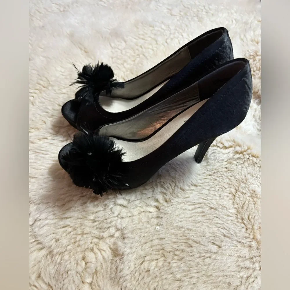 Dolce by Mojo Moxy Black San Diego Peep Toe Heels with Feather Detail size 8.5